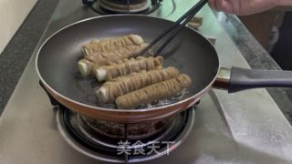肥肠卷大葱的做法步骤：7