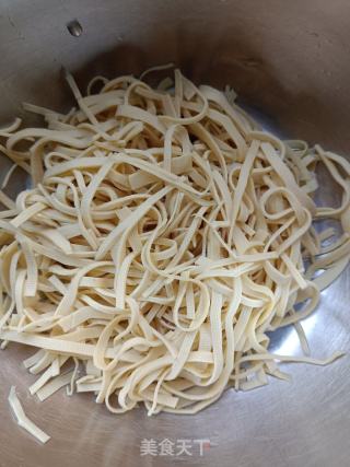 炝拌豆皮的做法步骤：1