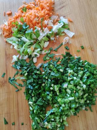 粉条鸡蛋韭菜馅饼的做法步骤：1