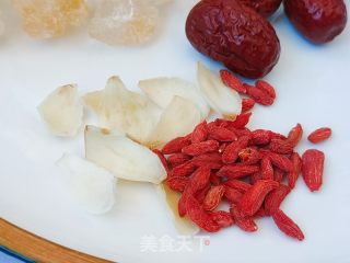 百合雪梨银耳羹的做法步骤：3