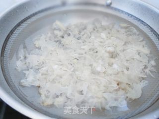 百合雪梨银耳羹的做法步骤：5