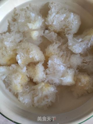 百合炖银耳的做法步骤：3