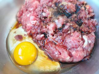 韭菜牛肉馅水饺的做法步骤：2