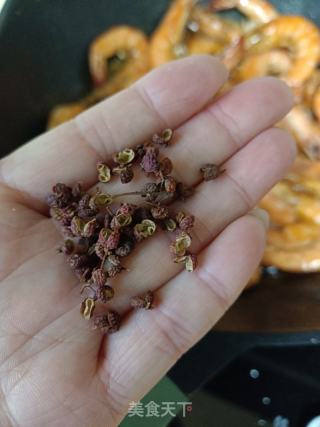 油爆大虾的做法步骤：5