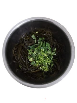 凉拌酸辣海带丝的做法步骤：4