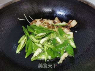 木耳炒辣椒的做法步骤：2