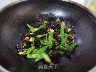 木耳炒辣椒的做法步骤：4
