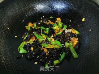 木耳炒辣椒的做法步骤：5