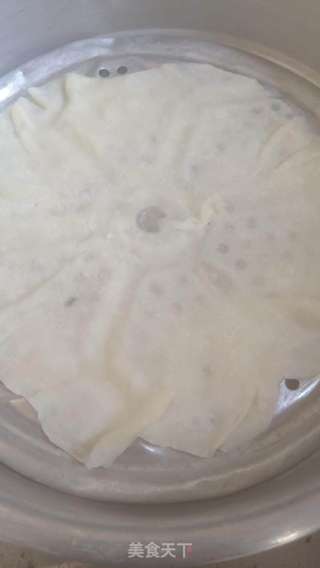 水蒸饼卷咸菜丝的做法步骤：2