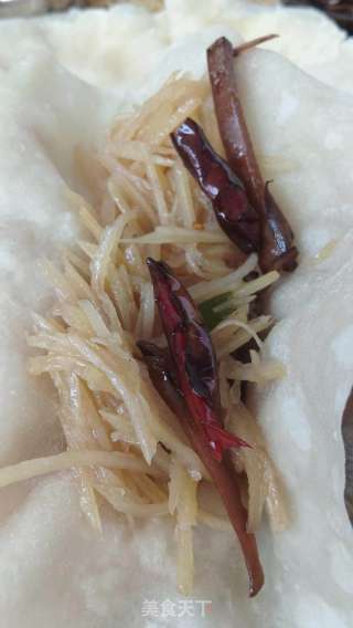 水蒸饼卷咸菜丝的做法步骤：7