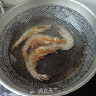 鲜虾拌绿豆芽的做法步骤：2