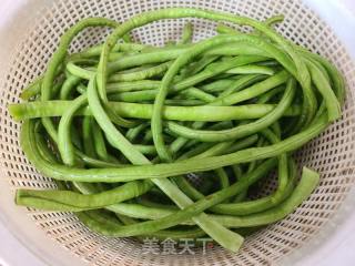 豇豆莴笋干肉丝卤面的做法步骤：1
