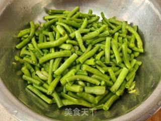 豇豆莴笋干肉丝卤面的做法步骤：2