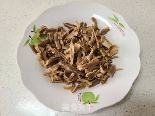 豇豆莴笋干肉丝卤面的做法步骤：4