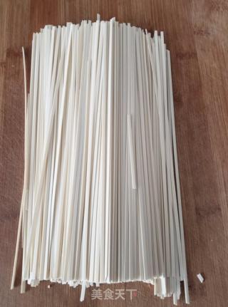 豇豆莴笋干肉丝卤面的做法步骤：6
