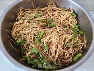 豇豆莴笋干肉丝卤面的做法步骤：12