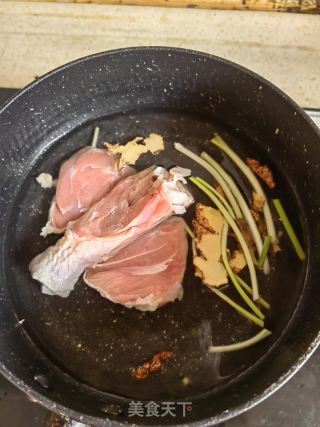 鸡腿拌贡菜的做法步骤：3