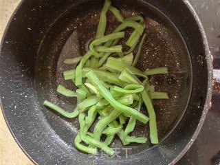 鸡腿拌贡菜的做法步骤：5