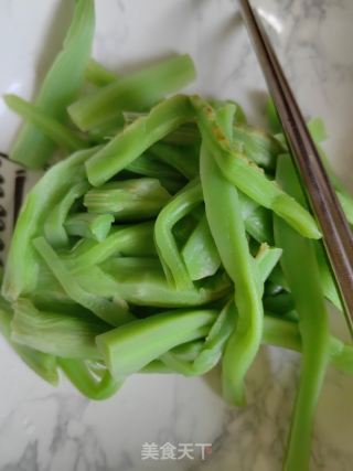 鸡腿拌贡菜的做法步骤：6
