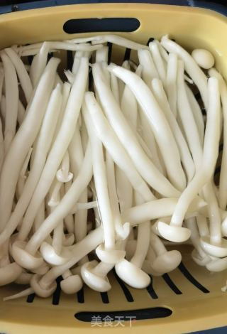 清炒海鲜菇的做法步骤：2