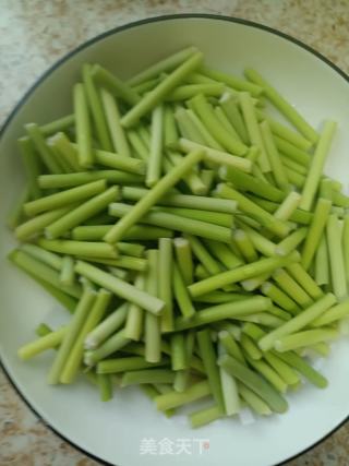 肉沫炒蒜苔的做法步骤：1
