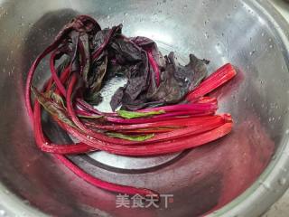 洋葱木耳炒红色莙荙菜的做法步骤：2
