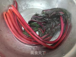 洋葱木耳炒红色莙荙菜的做法步骤：3