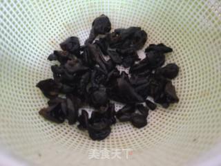 洋葱木耳炒红色莙荙菜的做法步骤：5