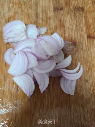 洋葱木耳炒红色莙荙菜的做法步骤：6
