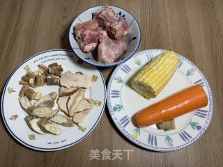 祛湿三宝—五指毛桃牛大力土茯苓汤的做法步骤：1