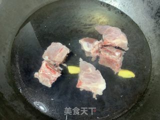 祛湿三宝—五指毛桃牛大力土茯苓汤的做法步骤：2