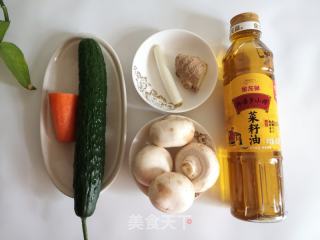 黄瓜炒口蘑的做法步骤：1