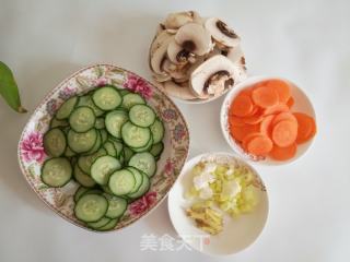 黄瓜炒口蘑的做法步骤：2