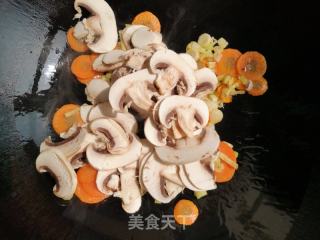 黄瓜炒口蘑的做法步骤：5