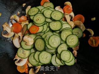 黄瓜炒口蘑的做法步骤：6