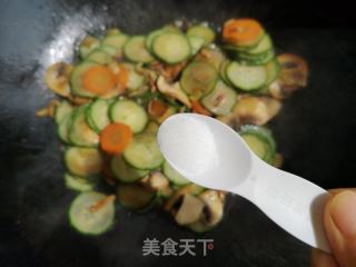 黄瓜炒口蘑的做法步骤：8