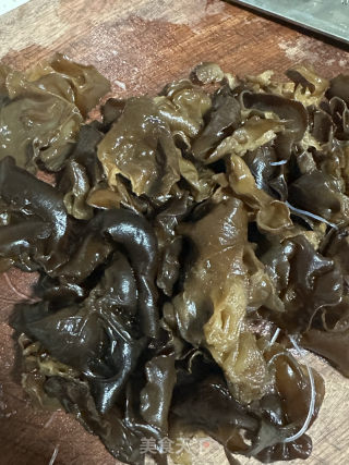 木耳粉丝包的做法步骤：1