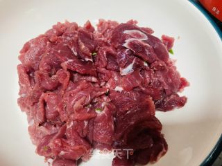 芹菜炒牛肉的做法步骤：1