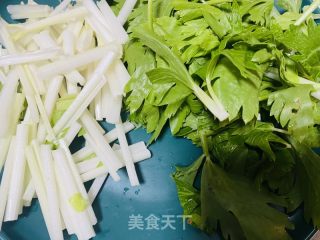 芹菜炒牛肉的做法步骤：2