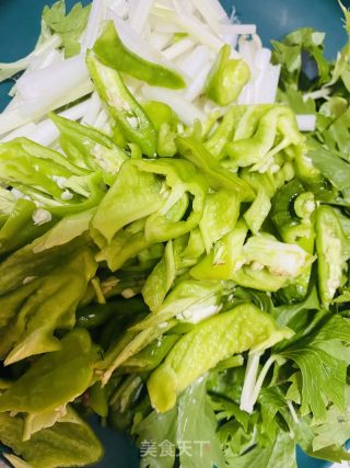 芹菜炒牛肉的做法步骤：5