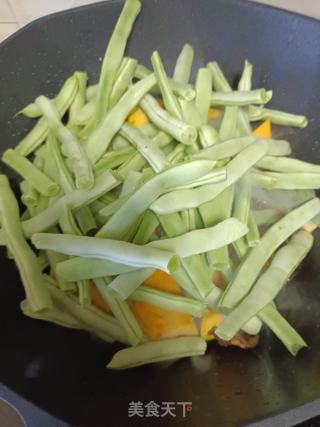 板栗南瓜炖豆角的做法步骤：2