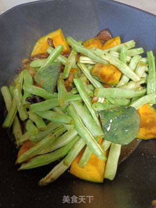 板栗南瓜炖豆角的做法步骤：3
