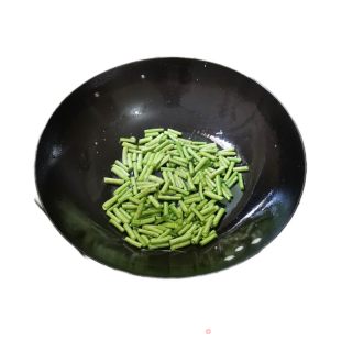 鸡蛋肉丁炒豇豆的做法步骤：2