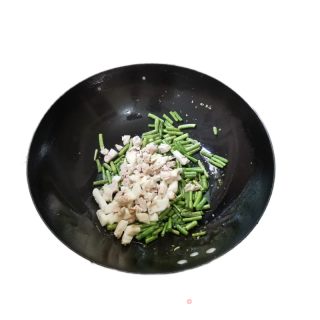 鸡蛋肉丁炒豇豆的做法步骤：3