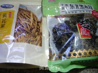 黑木耳烧黄花菜的做法步骤：1