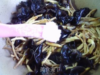 黑木耳烧黄花菜的做法步骤：6
