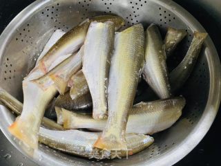 香酥红尾鱼的做法步骤：2