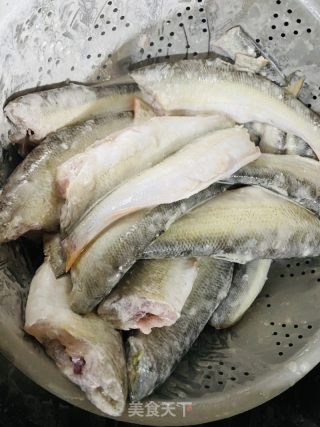 香酥红尾鱼的做法步骤：5