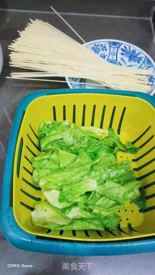 排骨生菜汤面的做法步骤：1