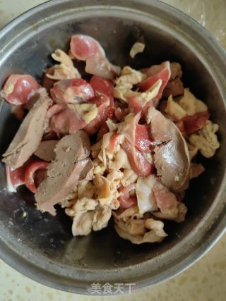 香辣鸡杂粉条的做法步骤：1
